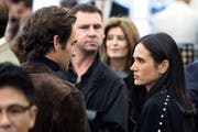 Roger Federer redet mit US-Schauspielerin Jennifer Connelly. (Bild: EPA/ETIENNE LAURENT)