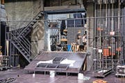 Im Theater Uri entsteht zurzeit das aufwendige Bühnenbild für die Tellspiele – mit vielen Spezialeffekten und Details. (Bild: Boris Bürgisser / Neue LZ)