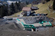 Ein Beginn für die 50-Millionen-Villa ist gemacht. Ein Fundament und die vermutliche Tiefgarage sind in den Boden gegossen. (Bild: Corinne Glanzmann/OZ, Engelberg, 15. März 2017)