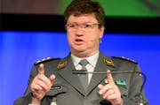 Aldo C. Schellenberg, Kommandant der Luftwaffe, bei seiner Rede in Emmen. (Bild: Keystone / Urs Flüeler)