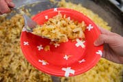 In Washington wird auch Rösti aufgetischt. Allerdings kaum in in einem Plastikteller. (Bild: Jean-Christophe Bott/Keystone)