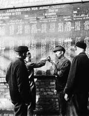 DDR-Arbeiter vor einer Wandtafel in einer Brikettfabrik. (Bild: Keystone (1952))