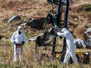 Am Freitag abgeschlossen: Aufräumarbeiten am Absturzort des Super-Puma. (Bild: KEYSTONE/TI-PRESS/SAMUEL GOLAY)
