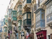 Sie sind charakteristisch für Valletta: die farbigen Balkone an den Häusern. (Bild: Dominik Buholzer)