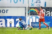 Christian Schneuwly krachte in Thuns Goalie Faivre, der sich dabei verletzte. Zuvor hatte Ferreira (rechts) den Luzerner geschubst, wegen dieser Notbremse sah er die rote Karte. (Bild Pius Amrein)