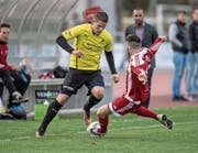 Der Sarner Davide Del Sordo (rechts) stoppt den Stanser Ramon Barmettler. (Bild: Nadia Schärli (Sarnen, 1. April 2017))