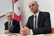 Bundesrat Alain Berset und alt Bundesrat Moritz Leuenberger (links) kommunizieren die Einsetzung eines runden Tisches zu Fragen des krebserregenden Asbests und den davon Betroffenen. (Bild: Keystone)