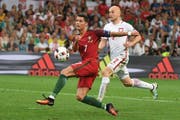Cristiano Ronaldo vertut eine Riesenchance vor dem polnischen Tor. (Bild: EPA / Bartlomiej Zborowski)