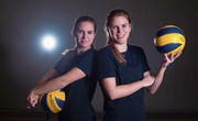 Alaia (links) und Lisa Adler haben vor zehn Jahren ihr Interesse am Volleyball entdeckt. (Bild: Maria Schmid (Steinhausen, 28. November 2017))