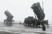 Deutsche Soldaten präsentieren bei einer Demonstration zwei Patriot-Raketensysteme. Solche Raketen sind auch in der Schweiz ein Thema. (Bild: Sean Gallup/Getty (Warbelow, 18. Dezember 2012))
