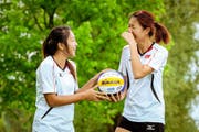 Die Beachvolleyballerinnen Eliza Chong (links) und Gledys Lee reisen heute bereits wieder nach Singapur zurück. (Bild Philipp Schmidli)