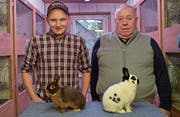 Armin Zurfluh (links) und Alois Richiger präsentieren ihre Farbenschlagsieger. (Bild: Georg Epp (Flüelen, 9. 1. 18))