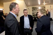 Didier Castella (links) ist in die Freiburger Kantonsregierung gewählt worden. (Bild: Keystone / Jean-Christophe Bott)