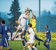Eschenbachs Samuel Stauber (links) schraubt sich in die Höhe, doch Ascona-Goalie Davide Buono kann mit seinen Fäusten klären. (Bild: Roger Grütter (Eschenbach, 17. März 2018))