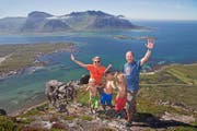 Eine norwegische Familie auf einer Bergspitze in Lofoten, Norwegen. Das Land landete im internationalen Glücksbericht auf dem ersten Platz. (Bild: EPA/NILS-ERIK BJOERHOLT)