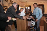 Die ursprünglich aus Sri Lanka stammende Familie Kankatharan erhält aus den Händen von Regierungsrätin Heidi Z’graggen und Josef Zurfluh vom Amt für Justiz die Landrechtsurkunde. (Bild: Urs Hanhart (Altdorf, 2. November 2017))