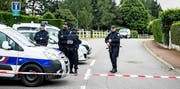 Französische Polizisten in der Nähe des Tatorts in der Gemeinde Magnanville, unweit von Paris. (Bild: EPA/Christophe Petit Tesson)