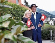 Veronica und James Amoroso – er in der Tracht des Jodlerklubs Edelweiss – auf ihrer Terrasse in Walchwil. (Bild: Werner Schelbert (28. Juli 2017))