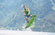 Pascal Perrottet zeigt sein Können in der Wakeboard-Show. (Bild: André A. Niederberger (Beckenried, 15. Juli 2017))