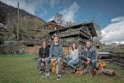 Die Familie Walker vor ihrem Hof oberhalb von Gurtnellen (von links): Isabell Walker (48), Christoph (16), Anita (18) , Toni Walker (53). (Bild: Pius Amrein (12. November 2017))