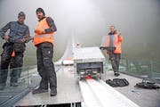Arbeiter der Firma Mana Original bauen die Anlaufspur an der Titlis-Schanze ein. Bild: Corinne Glanzmann (Engelberg, 21. September 2016)