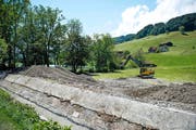 Aus dem reissenden Blattibach (links) ist wieder ein zahmes Bächlein geworden (rechts). Das Unwetter hat auch auf dem Wiesland Spuren hinterlassen. (Bilder Romano Cuonz/Corinne Glanzmann)