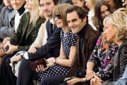 Roger Federer durfte sogar neben Anna Wintour Platz nehmen, der Chefin der US-Zeitschrift Vogue. Auch Mirka (rechts neben ihrem Ehemann) durfte in der ersten Reihe bei der Chanel-Show sitzen. (Bild: EPA/ETIENNE LAURENT)