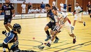 Die Zuger mit Billy Nilsson (weiss) wollen auf Playoff-Kurs bleiben. (Bild: Christian H. Hildebrand (Zug, 1. Oktober 2017))