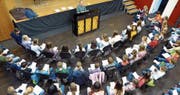 Die Schülerinnen und Schüler haben für die Hausbesuche viel geprobt. (Bild: Claudia Gisler (Bürglen, 12. Dezember 2017))