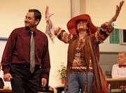 Hippie Tamara Bloomberg (Ruth Scheuber) bringt Gemeindepräsident Bernhard Moser (links, Thomas Niederberger) in Verlegenheit. (Bild: Richard Greuter (Wolfenschiessen, 22. April 2017))