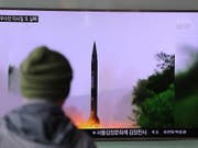 Ein Südkoreaner schaut einen Fernsehbeitrag über den erneuten Raketentest in Nordkorea. (Bild: KEYSTONE/AP/LEE JIN-MAN)