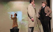 Inspektorin Lestrade (links, Sophia Krethlow) kommt im eigenen Fall nicht weiter. Sherlock Holmes (rechts, Johanna Ullrich) und Watson (Felix Lichtner) bringen Licht ins Dunkel. (Bild: Marion Wannemacher (Engelberg, 29. Januar 2018))