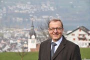 Alfred Bossard mit Buochs im Hintergrund. Nidwalden ist für ihn der «schönste Flecken, den es gibt». (Bild Geri Wyss)