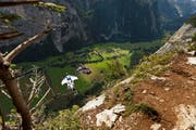 Zwei Basejumper – unter ihnen das Tal Lauterbrunnen. (Symbolbild) (Bild: Keystone)
