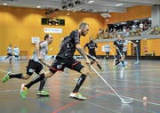 Robin Markström (am Ball) holt für Ad Astra Sarnen dank seinem Treffer in der Verlängerung den Zusatzpunkt. (Bild: Simon Abächerli (Sarnen, 23. September 2017))