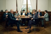 Es posieren die Bundesräte Didier Burkhalter, Johann Schneider-Ammann, Eveline Widmer-Schlumpf, Doris Leuthard, Ueli Maurer, Simonetta Sommaruga, Alain Berset und Bundeskanzlerin Corina Casanova posieren fuer das offizielle Bundesratsfoto 2015 im Bundeshaus in Bern. (Bild: Keystone)