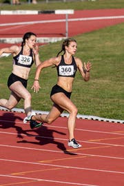Géraldine Frey (rechts) siegt überraschend über 200 Meter. (Bild: HansPeter Roos)