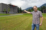 OK-Präsident Andreas Albert auf dem Festareal des Innerschweizer Schwing- und Älplerfestes 2017 im Gebiet Chilcherli/Flugplatz Alpnach. (Bild Robert Hess)