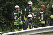 Gesichert begaben die die Feuerwehrleute in den Hang. (Bild: Picasa)