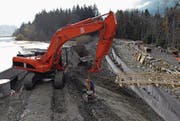 Die CKW baut den Bereich des Stau-Wehrs am Wichelsee im Rahmen der neuen Konzessionsbestimmungen aus: Erstellt wird eine Fischtreppe (betonierter Teil) zwischen Sarneraa und Wichelsee sowie (rechts von der Fischtreppe) ein Restwassergerinne, das vom Wichelsee direkt in die Sarneraa fliesst. Für die Bauarbeiten muss während vier bis fünf Wochen der Wichelsee auf etwas einen Drittel des nromalen Volumens abgesenkt werden. 12. November 2007 Neue OZ/Robert Hess (Bild: Robert Hess)