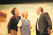 Auf der Ennetmooser Theaterbühne geht es drunter und drüber. Im Bild: Gemeindepräsident Chlaus Biedermann (Peter Amstutz) im Clinch mit Lisi (Paula Kündig) und dem stotternden Joggeli Schwertfäger (André Emmenegger). Bild: Richard Greuter (Ennetmoos, Do. 18. Januar 2018) (Bild: Richard Greuter (Ennetmoos, Donnerstag, 18. Januar 2018))
