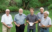 Die fünf Projektverantwortlichen präsentierten gestern Nachmittag ihr gemeinsames Werk am Dorfbach (von links): F. X. Brun, Roland Humair, Pascal Stadler, Hans Stadler und Gerhard Danioth. (Bild: Franziska Herger (Altdorf, 9. Juni 2017))