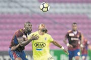 «Eine super Truppe mit viel Qualität», sagt Sally Sarr (links) über seinen neuen Verein Servette. (Bild: Urs Lindt/Freshfocus (Genf, 25. August 2017))