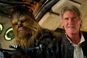 Peter Mayhew als Chewbacca und Harrison Ford als Han Solo im neusten Star Wars-Film. (Bild: Film Frame/Lucasfilm via AP)