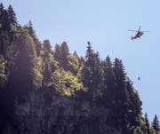 Der Rettungsheli konnte beide Personen mit der Winde bergen. (Bild: Ernst Immoos, Bote der Urschweiz)