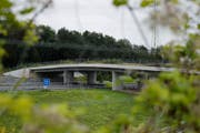 Für den Bundesrat sind Wildtierübergänge «zwingend erforderlich», wie hier die Städtlerwaldbrücke über die A4 auf der Höhe der Blegikurve bei Cham. (Bild: Stefan Kaiser, 11.08.2014)