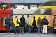 Reisende warte im Bahnhof Lausanne auf die Einfahrt eines Zuges. (Bild: Keystone)