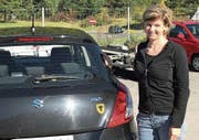 Patrizia Lanfranchi mit ihrem Uristier am Autoheck. (Bild: PD)