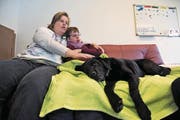 Irina (links) und Nicole geniessen ein paar entspannte Minuten mit Sozialhündin Alayah auf dem Sofa. (Bild: Urs Hanhart (Schattdorf, 19. September 2017))