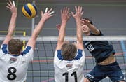 Die Malterser Sebastian Wieland (Nummer 8) und Roger Thierstein versuchen, einen Smash des Oberdiessbachers Rafael Küttel zu blocken. (Bild: Corinne Glanzmann (Malters, 17. Februar 2018))